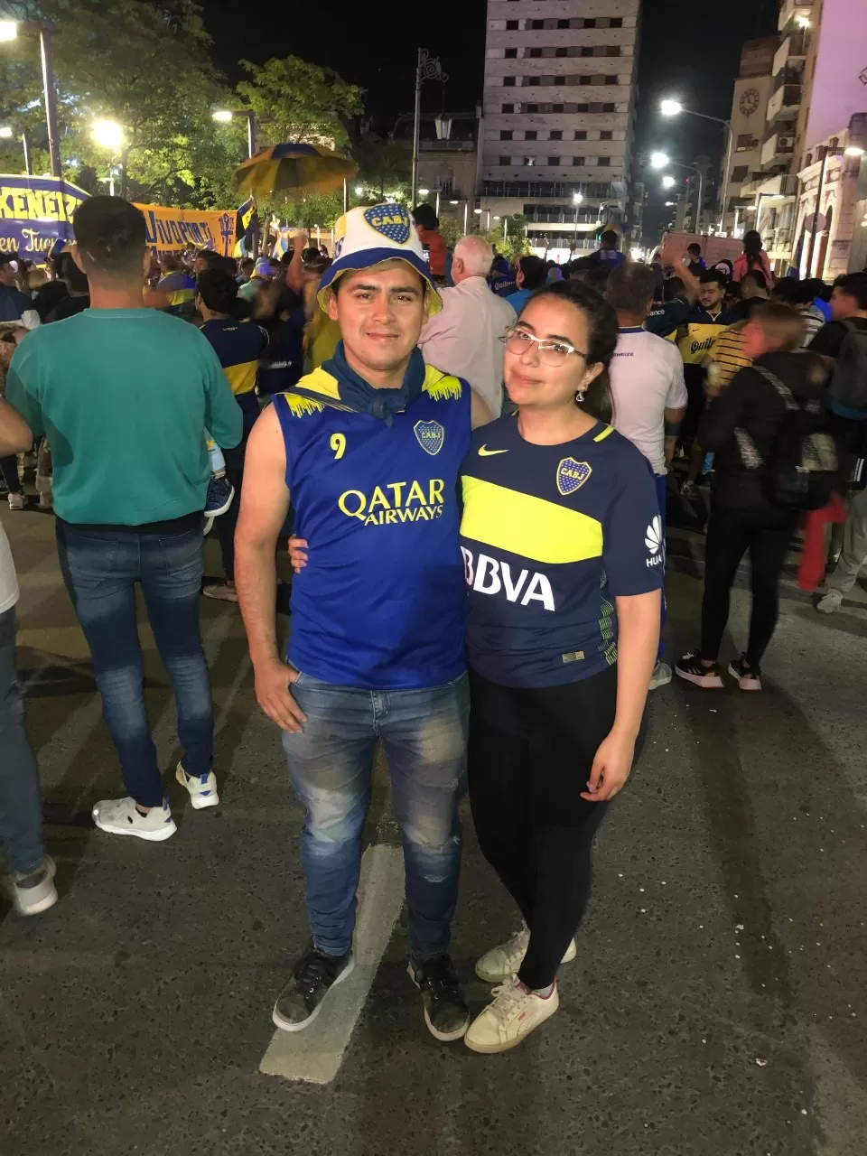 LA MISMA PASIÓN. Erik y Yanet, juntos en los festejos en la plaza Independencia.