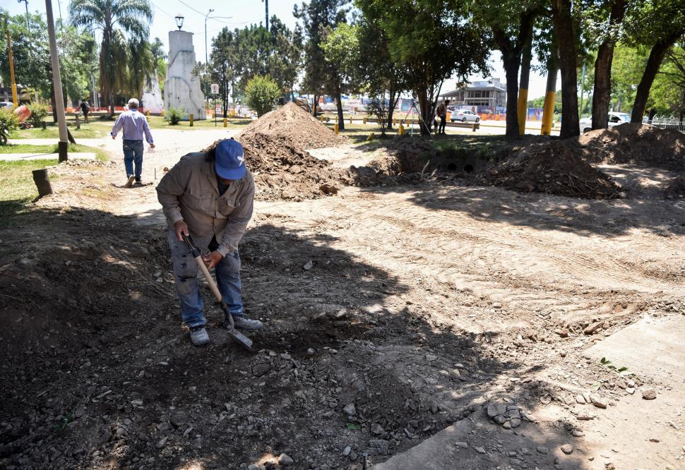 EN PLENA TAREA. Un operario trabaja la esquina del Camino del Perú y calle Fray Mamerto Esquiú. 