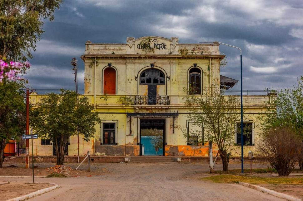 EN LAS CEJAS. La vieja estación de trenes de esa localidad del sur tucumano, en la mirada de Federico Guillermo Urquiza, atestigua el paso del tiempo.