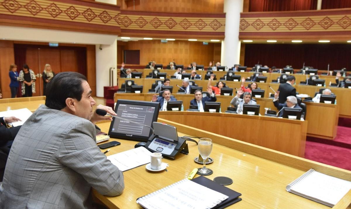 DESDE EL ESTADO. El presidente subrogante de la Legislatura, Sergio Mansilla, encabezó la sesión. Foto de Prensa HLT