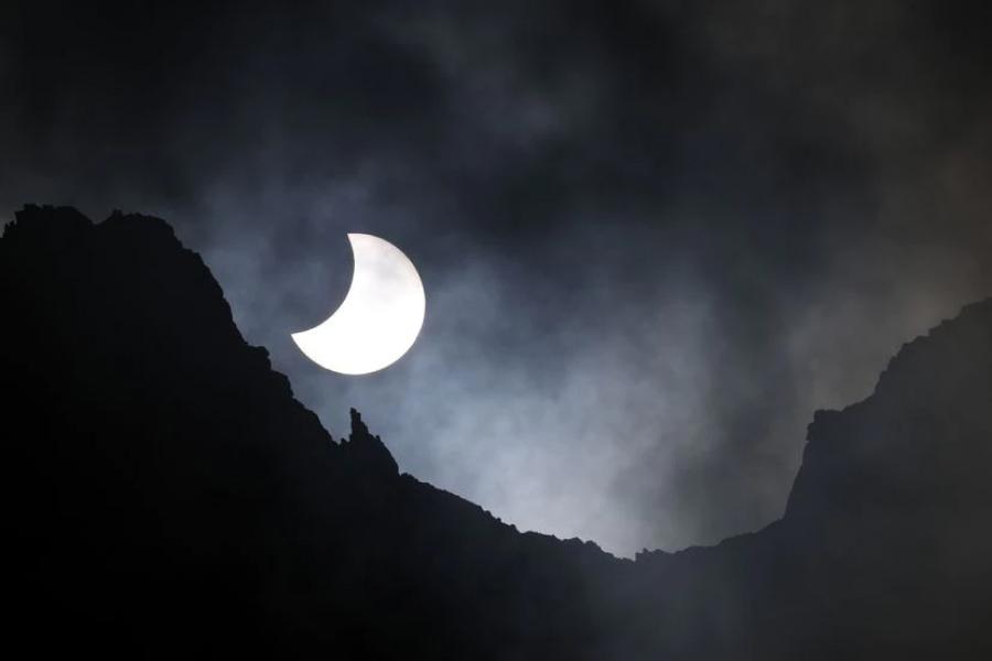 Todas las sorprendentes fotos del eclipse solar de octubre