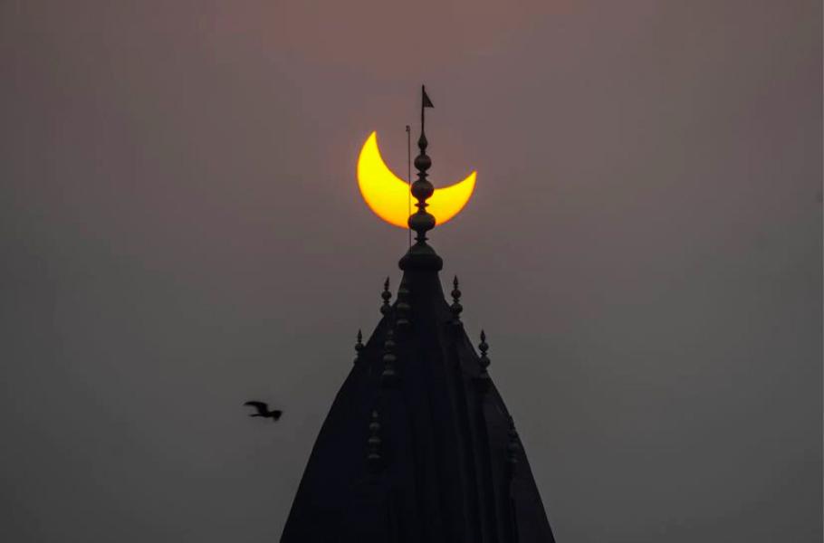 Todas las sorprendentes fotos del eclipse solar de octubre