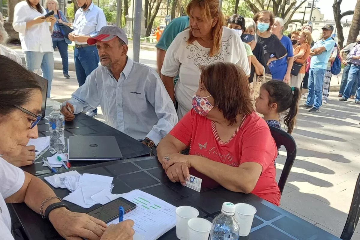 Jubilados desafían al municipio y aseguran que mañana seguirán en plaza Independencia