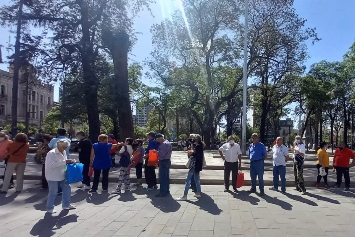 Por las carpas en plaza Independencia, se reedita la pelea política entre la Municipalidad y la Provincia