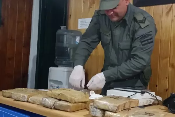 Detuvieron a dos personas que viajaban con más de 14 kilos de marihuana
