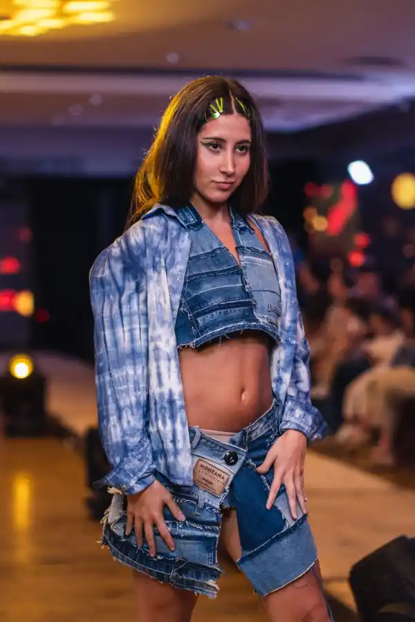 JEANERÍA. La deconstrucción corresponde a Candela Rojano. La camisa fue hecha por Victoria Celiz con la tecnología de teñido japonesa shibori.