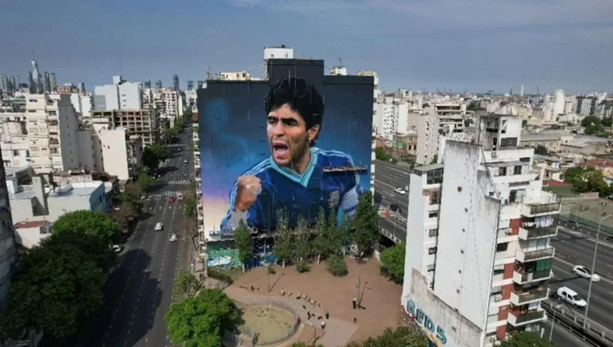 IMPRESIONANTE. La imagen de Maradona puede ser vista desde la autopista 25 de Mayo.