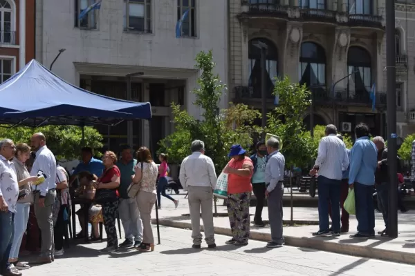 Otra pelea política entre el municipio y la Provincia por carpas en la plaza