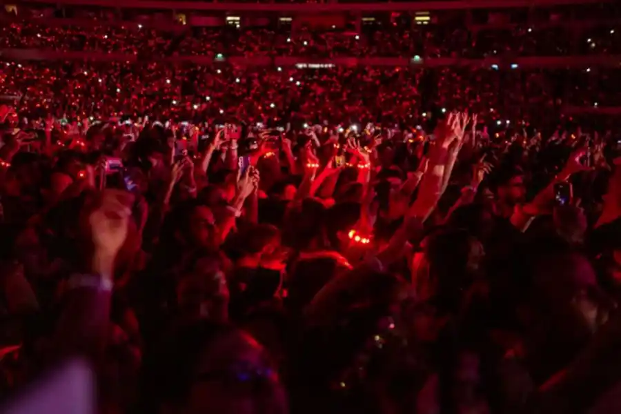 PULSERAS LUMINOSAS. Los brazaletes se entregaron con la entrada y se activaron durante el show.