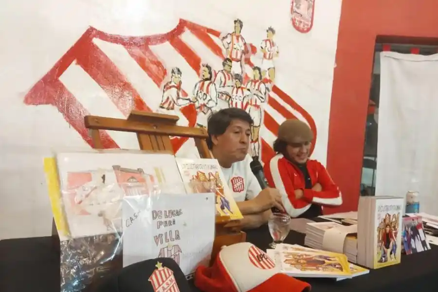 PRESENTACIÓN. A “Villa” lo acompañó su mentor, Héctor Palacios, en el lanzamiento del libro.
