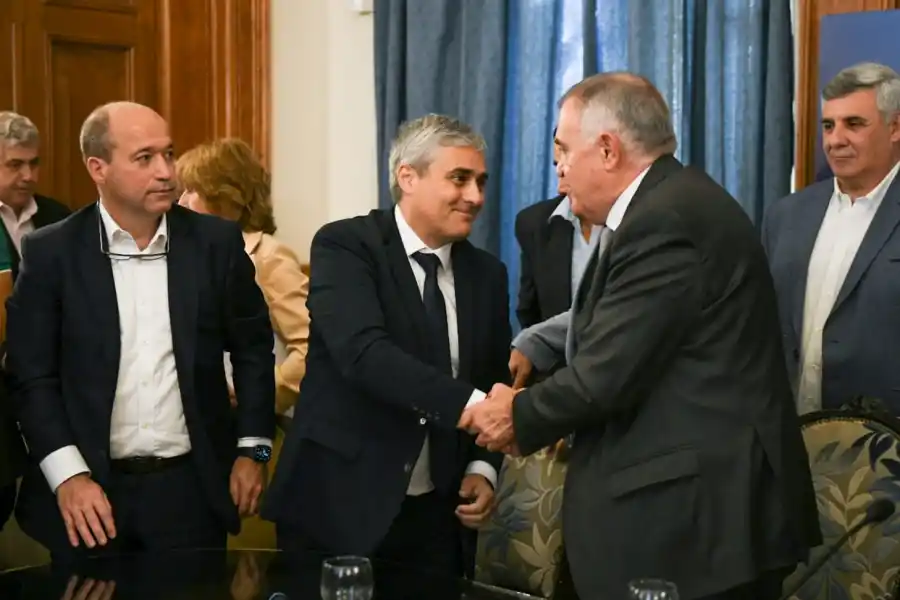 Saludo entre Jaldo y autoridades de EDET. FOTO COMUNICACIÓN PÚBLICA