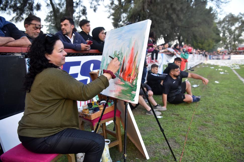 EN LOS TARCOS. La artista creó imágenes en la final del Regional en la que sus hijos ganaron. LA GACETA / FOTO DE INÉS QUINTEROS ORIO