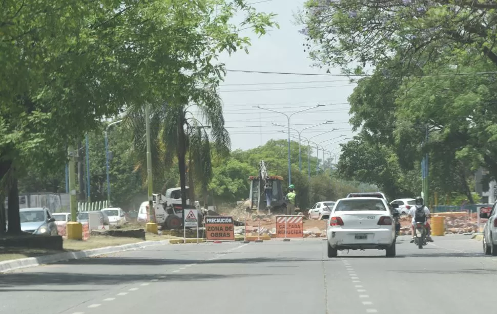 CAMBIOS. Con las obras para remover la rotonda de Camino del Perú y avenida Belgrano, hay modificaciones en la circulación vehicular. 