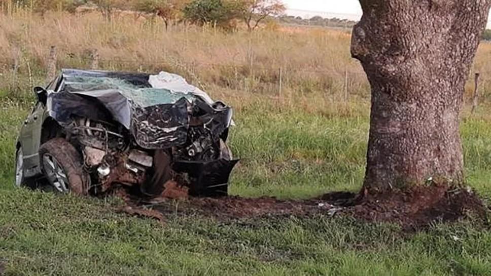 DESTRUIDO. Así quedó el auto tras el choque.