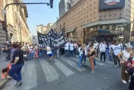 Movimientos sociales marcharon en Tucumán por el bono