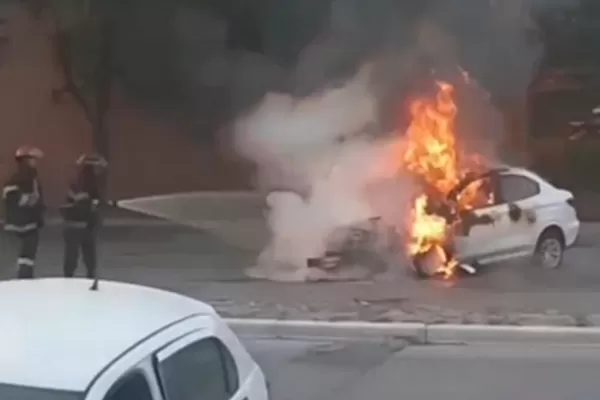 Un auto se prendió fuego al chocar con un taxi en la avenida Belgrano