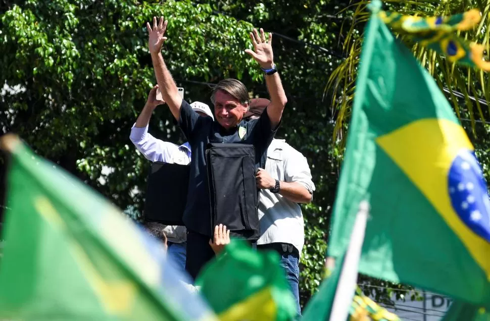 CAMPAÑA. El presidente hizo un recorrido por Sao Joao de Meriti, cerca de Rio de Janeiro, su estado natal. 