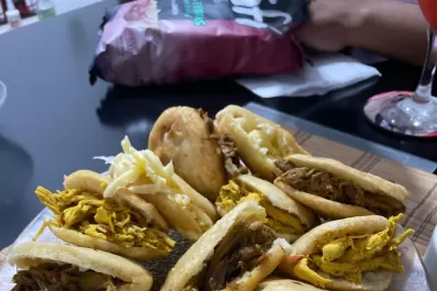 Cocina comida de su Venezuela para tucumanos con antojos de arepas y tequeños