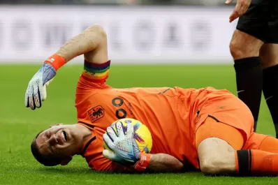 Susto en la Selección: Dibu Martínez se golpeó la cabeza y salió de la cancha