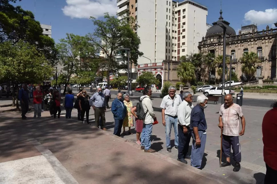 COLAS. Los jubilados acudieron al Hipódromo en busca del ticket para viajes gratuitos en colectivo  