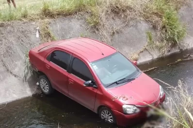 Un auto cayó al canal del Parque 9 de Julio