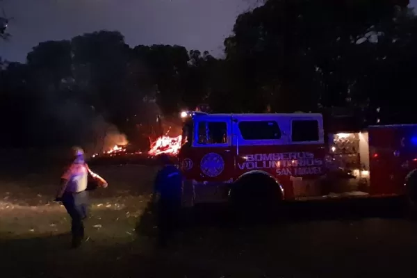 Bomberos intentan controlar un foco de incendio en el parque Guillermina