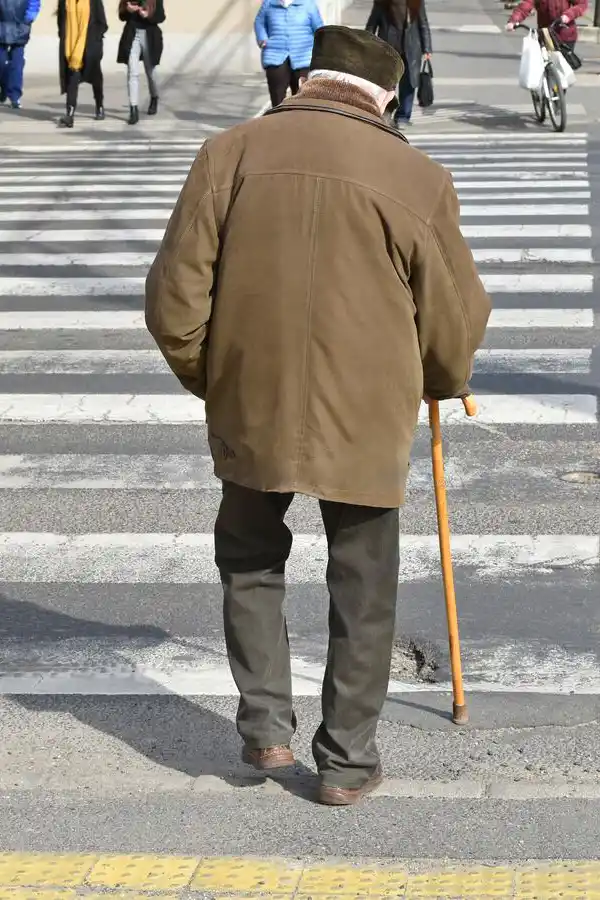 EN RIESGO. La circulación de los adultos mayores por las calles debe estar asegurada con el respeto a las normas. 