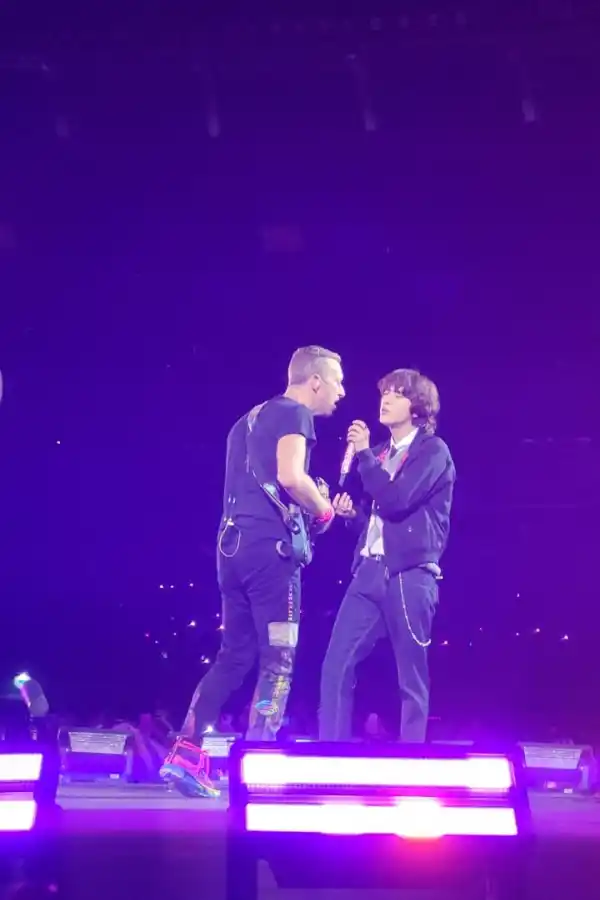 UN ANSIADO DUETO. El frontman de Coldplay y Jin en “The Astronaut”. 