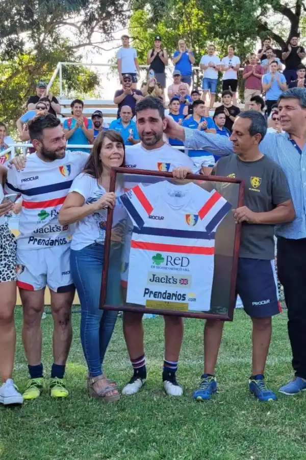 COMPAÑÍA. Compañeros y rivales posaron para la foto final con Gaby Ascárate. 