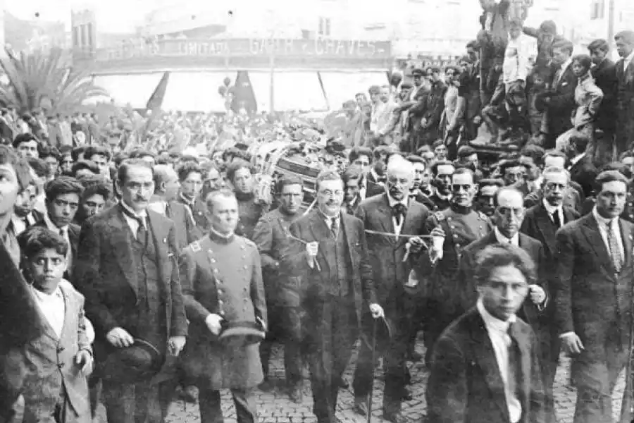 DESPEDIDA MASIVA. El fallecimiento del aviador generó conmoción y una multitud llevó sus restos al cementerio.