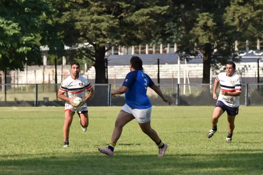 EL ACTO FINAL. Gabriel Ascárate se dio el gusto de despedirse divirtiéndose con amigos de Natación y de otros clubes. “Que me hayan regalado un pedacito de su tiempo vale oro para mí”, les agradeció. la gaceta / fotos de federico espósito