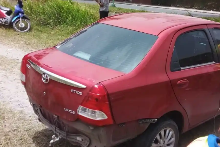 Un auto cayó al canal del Parque 9 de Julio