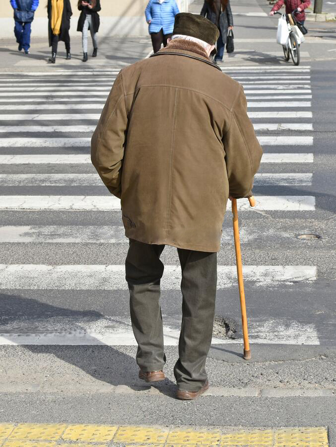 EN RIESGO. La circulación de los adultos mayores por las calles debe estar asegurada con el respeto a las normas. 