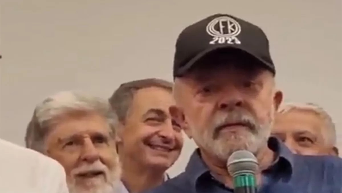 CON LA GORRA DE CFK. Lula posó anoche con un regalo que le hicieron militantes kirchneristas que lo acompañaron en el momento de la celebración. 