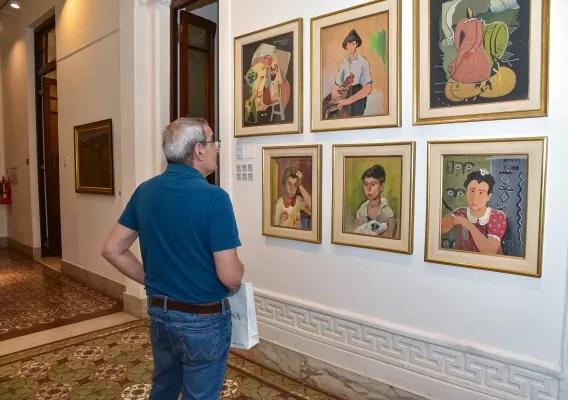 PAISAJES Y RETRATOS . En pasillos y salas hay 49 témperas, óleos y dibujos que se exhiben en la ex Casa Sucar en Barrio Norte.  