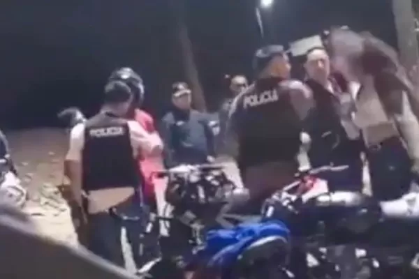 Video: un policía insultó y le dio una cachetada a una mujer durante un control de tránsito