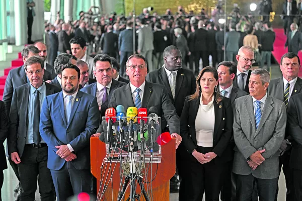 Bolsonaro continúa sin admitir la derrota, pero dice que “respetará la Constitución”