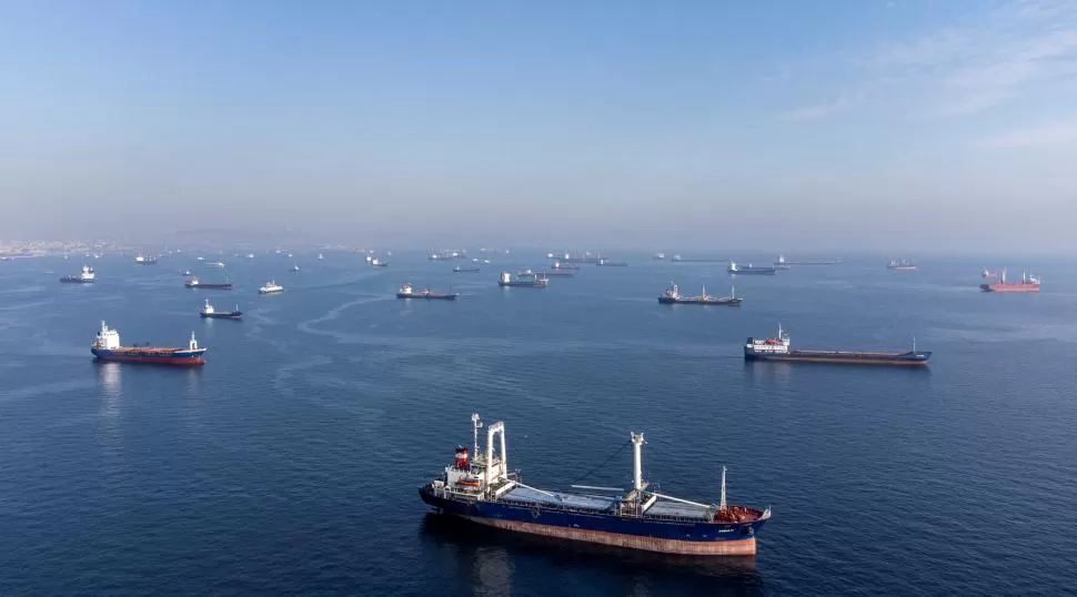 ESPERA. Buques comerciales aguardan el paso por el estrecho del Bósforo, frente a las costas de Turquía.  