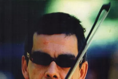 Los 90 retratados en la novela de un poeta y violinista: “El atril”