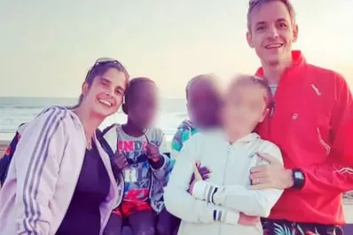 Detuvieron a un matrimonio argentino que abandonó a dos niños africanos que había adoptado