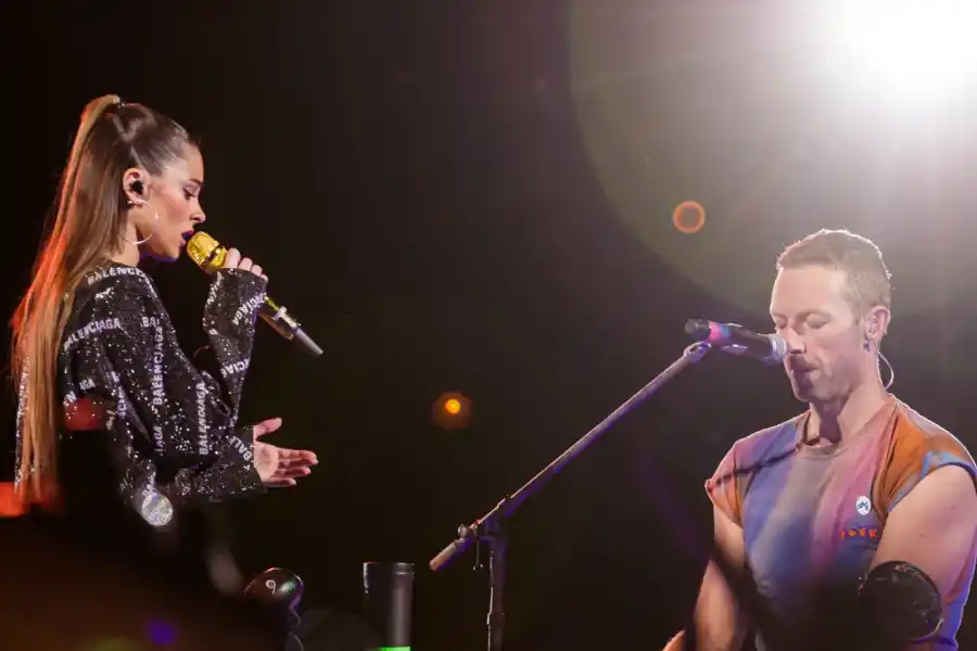 Tini junto a Chris Martin