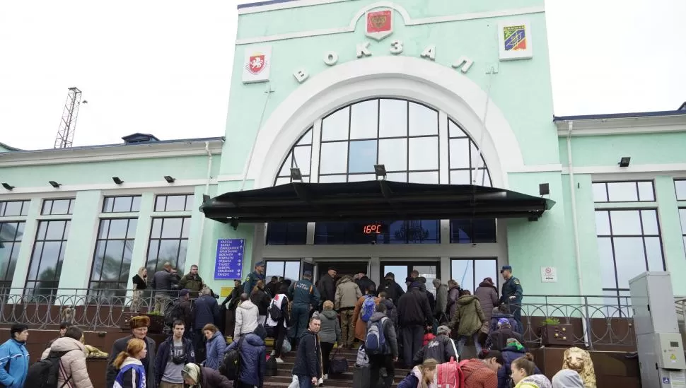 DESPLAZADOS. Ciudadanos de Jersón se agolpan en la estación de trenes de Dzhankoi para irse a Rusia.  