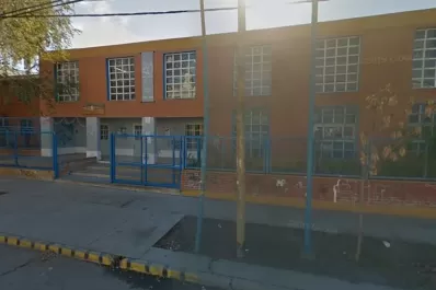 Video: entró al aula, acusó a un chico de hacerle bullying a su hijo y lo golpeó