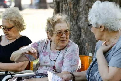 El Gobierno evalúa entregar un bono para jubilados a fin de año