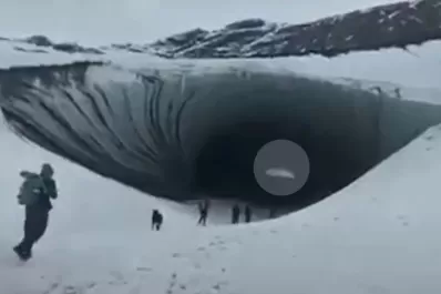 Video: un turista murió aplastado por un trozo de hielo en una cueva de Ushuaia