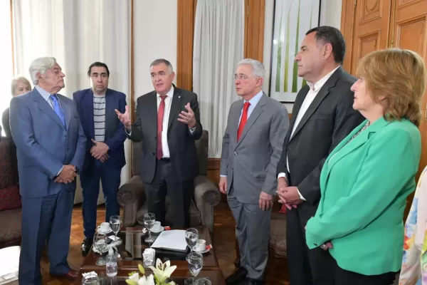 Jaldo recibió a los ex presidentes Lacalle y Uribe en la Casa de Gobierno