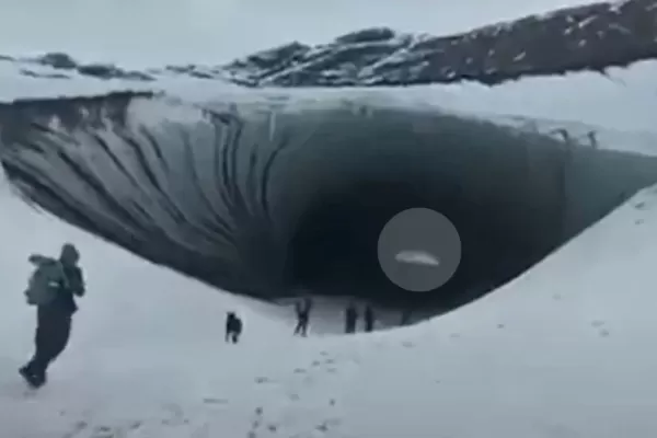 Video: un turista murió aplastado por un trozo de hielo en una cueva de Ushuaia