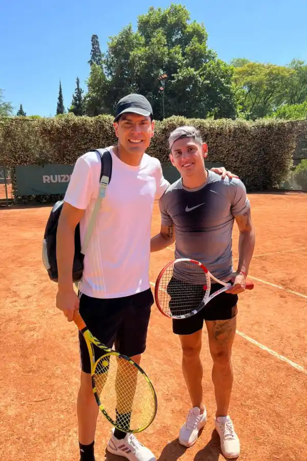 La foto en la cancha de tenis de Lampe y Orihuela.