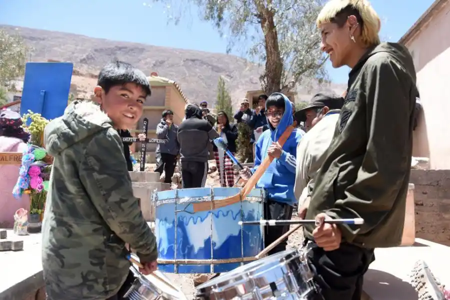 TILCARA. En el cementerio local, le ponen ritmo a las visitas.