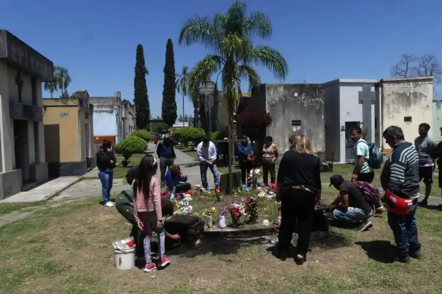 EN CONCEPCIÓN. El cementerio municipal recibió flores y oraciones de los deudos.